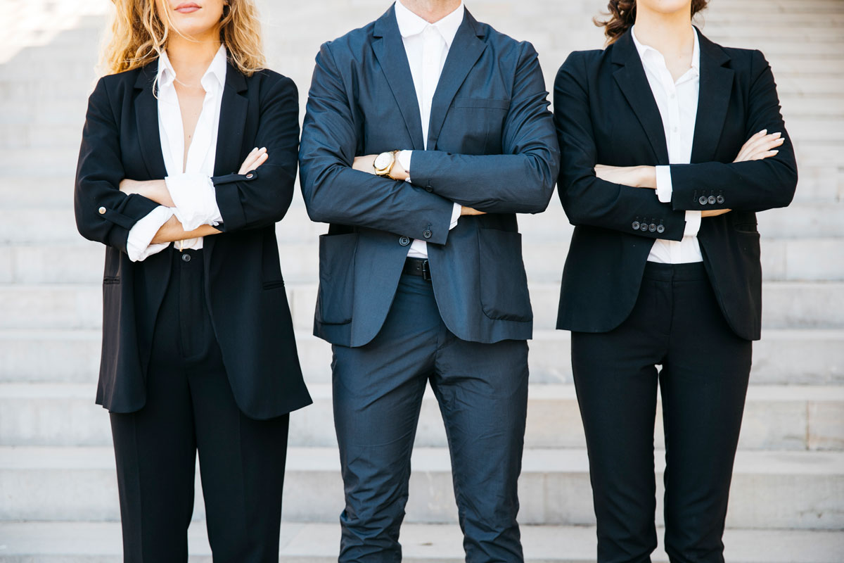 equipo varias personas con traje y los brazos cruzados